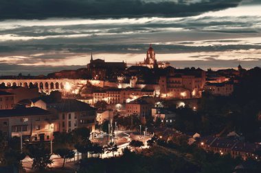 İspanya 'da geceleyin Segovia silueti