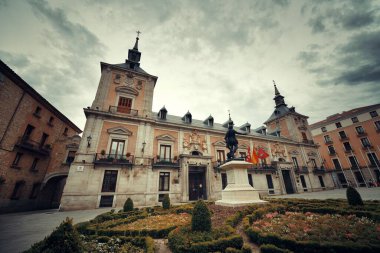 Madrid, İspanya'daki Plaza De La Villa'daki tarihi bina.