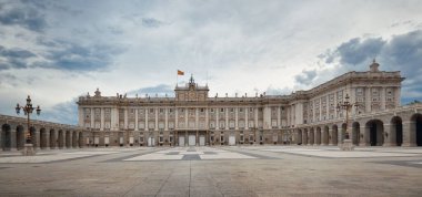 Madrid İspanya Royal Palace tarihi bina panorama görünümü.