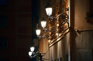 Madrid, İspanya 'da tarihi binalar ve klasik yol lambasıyla sokak manzarası.