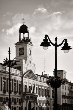 İspanya 'nın Madrid şehrinde Puerta del Sol' daki Kraliyet Postanesi 'nin (Real Casa de Correos) çan kulesi..