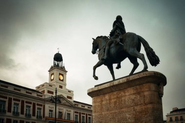 İspanya, Madrid 'deki Puerta del Sol' da at sırtında Kral III. Carlos heykeli..