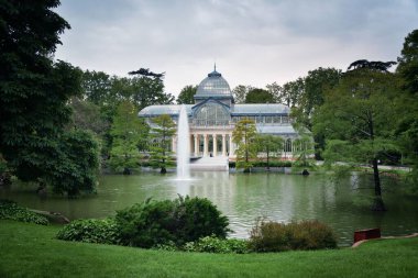 Madrid, İspanya 'daki El Retiro Parkı' ndaki Kristal Saray veya Palacio de Cristalis.
