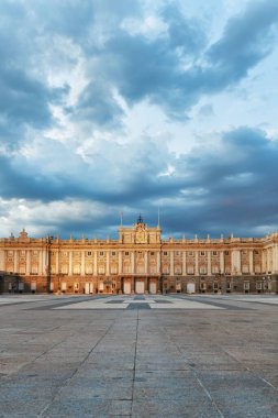 İspanya 'nın Madrid şehrindeki Kraliyet Sarayı tarihi bina görüntüsü.