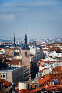 Madrid gökdelen çatısı manzaralı İspanya 'da binalar ve kilise çan kulesi