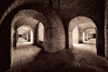 Kemer yapısı olan yürüyüş yolu. Barcelona, İspanya 'daki Castell de Montjuic Kalesi
