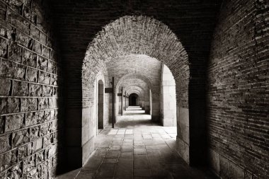 Kemer yapısı olan yürüyüş yolu. Barcelona, İspanya 'daki Castell de Montjuic Kalesi