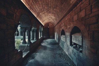 Pueblo Espanol Barcelona, İspanya 'daki Romanesque Manastırı' nın koridorunda.
