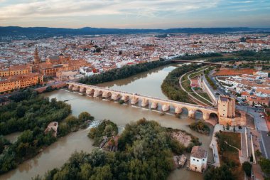 Cordoba 'nın antik mimarisi İspanya' da havadan izlendi.