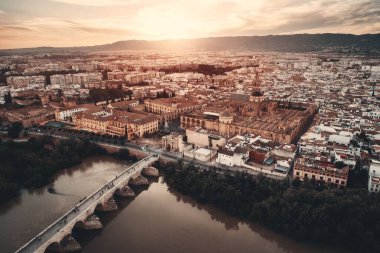 Cordoba 'nın antik mimarisi İspanya' da gün batımında havadan izlendi..