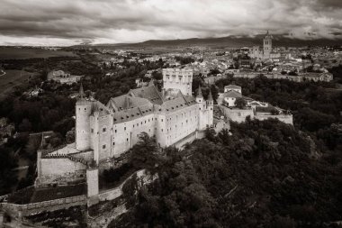 İspanya 'nın ünlü hava manzarası olarak Segovia' lı Alcazar.