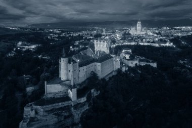 İspanya 'nın en ünlü hava manzarası Segovia' lı Alcazar..
