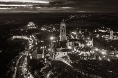 İspanya 'da geceleri Segovia Katedrali hava manzarası.