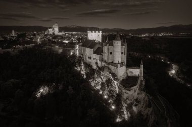 İspanya 'nın en ünlü hava manzarası Segovia' lı Alcazar..