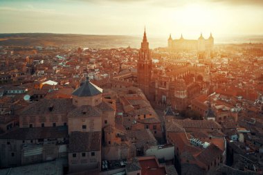 İspanya 'da gün batımında Toledo' lu Aziz Mary Katedrali hava manzarası