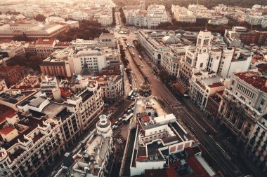 Madrid, İspanya 'daki Gran Via alışveriş bölgesinin havadan görüntüsü.