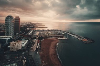 İspanya 'da Barselona' nın sahil hava gündoğumu manzarası.