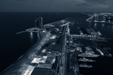 İspanya 'da gece Barselona sahili hava manzarası