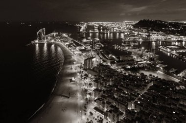 İspanya 'da gece Barselona sahili hava manzarası