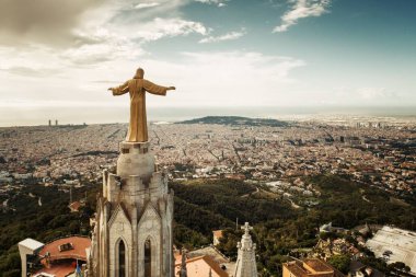 Tibidabo Tapınağı 'nın tepesindeki İsa heykeli Barselona, İspanya' da havadan izlendi.
