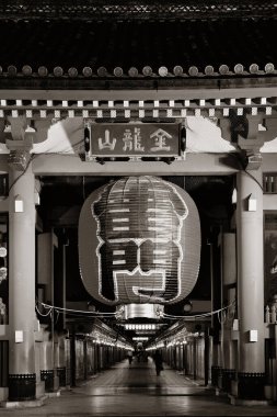 Gece Tokyo 'daki Sensoji Tapınağı portalı..