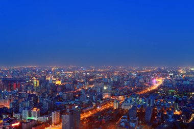 Gece Pekin kentsel binalarla hava manzarası.