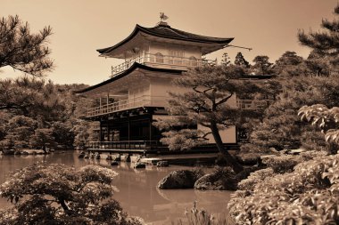 Kyoto, Japonya 'daki tarihi yapısına sahip Kinkaku-ji tapınağı..