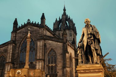 Aziz Giles Katedrali 'nde Buccleuch Dükü (Walter Scott) Edinburgh' un ünlü simgesi olarak anılır. Birleşik Krallık.