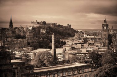 Edinburgh şehrinin ufuk çizgisi Calton Hill 'den görülüyor. Birleşik Krallık.