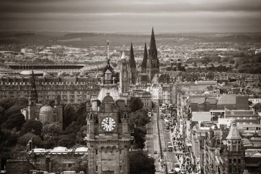 Edinburgh caddesi Calton Hill 'den izleniyor. Birleşik Krallık.