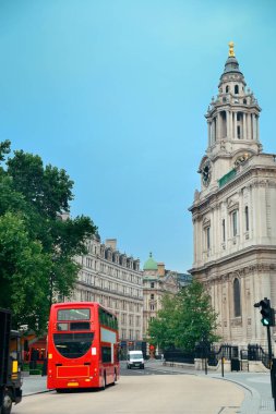 Londra Caddesi 'nde çift katlı otobüs ve tarihi binalar.
