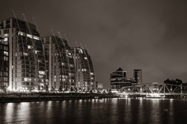 Salford Quays iş bölgesi geceleyin Manchester, İngiltere, İngiltere 'de