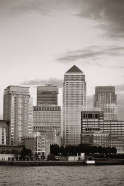 Londra 'daki Canary Wharf iş bölgesi siyah ve beyaz. 