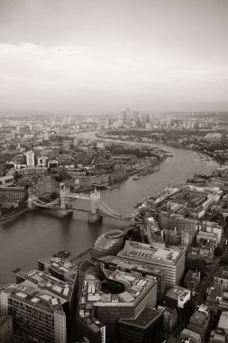 Günbatımında şehir mimarisi ve Thames Nehri ile Londra çatısı manzarası.