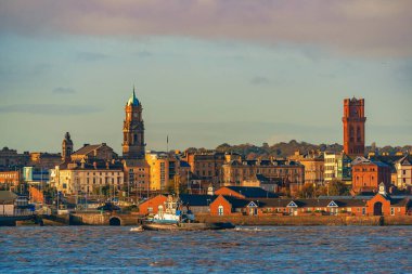 İngiltere 'de İngiltere' deki binalarla Liverpool gökdelenli şehir manzarası