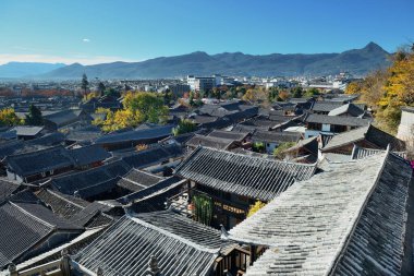 Lijiang Eski Şehir dağ manzaralı yerel tarihi mimariler