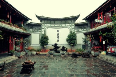 Dali 'nin eski kasabasında yerel Bai tarzı avlu. Yunnan, Çin.
