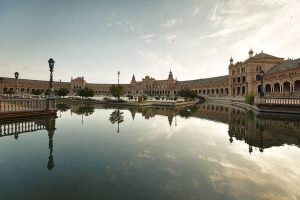 スペインのセビリアに水を反射するスペイン広場またはエスパーニャ広場 — ストック写真