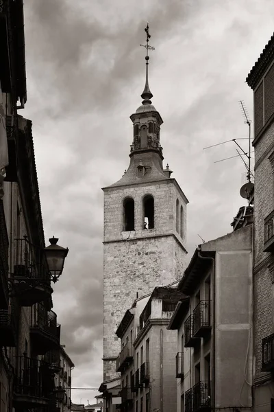 スペインの街並みに鐘楼のあるセゴビア通り — ストック写真