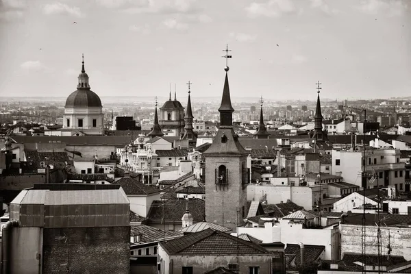 Madrid Skyline Ταράτσα Κτίρια Και Καμπαναριό Εκκλησία Στην Ισπανία — Φωτογραφία Αρχείου