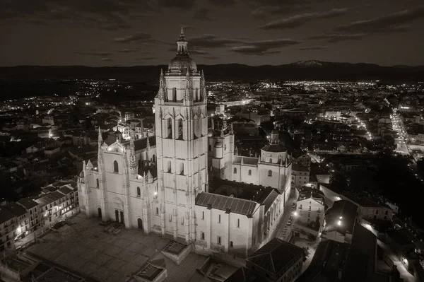 スペインの夜のセゴビア大聖堂の空の景色 — ストック写真