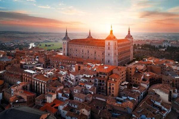 スペインのトレドの日没時のサン セルバンド空撮城 — ストック写真