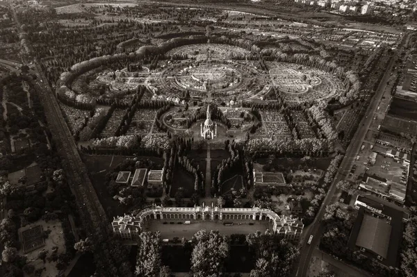 スペインのセメンテリオ アルムデナ アルムデナ墓地の聖母 のマドリード航空写真 — ストック写真