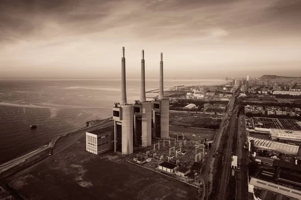 西班牙巴塞罗那海岸贝索斯火力发电厂航空视图 — 图库照片