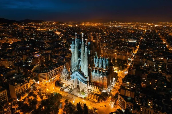 Sagrada Familia Βασιλική Εναέρια Άποψη Νύχτα Διάσημο Ορόσημο Στη Βαρκελώνη — Φωτογραφία Αρχείου