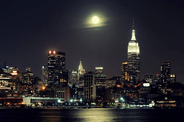 Salida Luna Sobre Centro Manhattan Con Horizonte Ciudad Por Noche — Foto de Stock