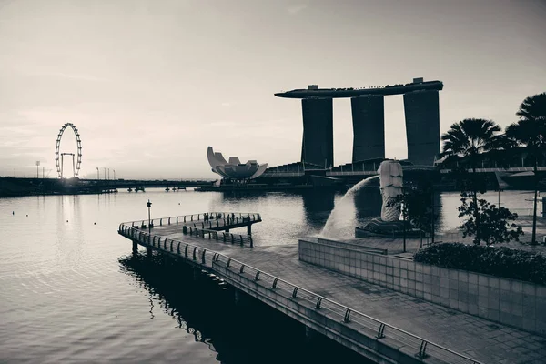 Suyun Üzerindeki Kentsel Binalarla Singapur Silueti — Stok fotoğraf