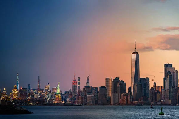 纽约市市中心的天际线日日夜夜伴随着建筑 — 图库照片