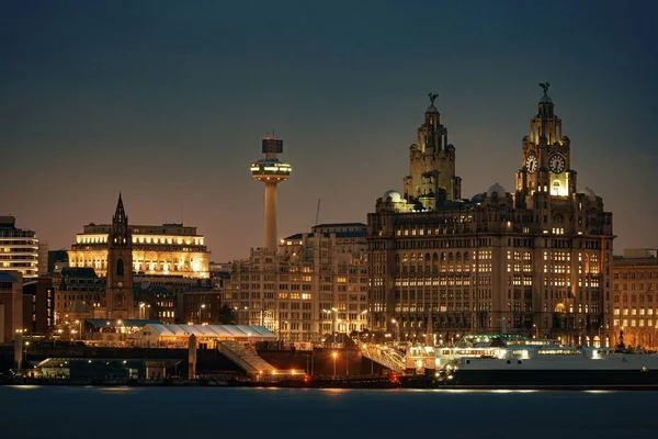 Liverpool Royal Liver Building Por Noche Con Edificios Inglaterra Reino — Foto de Stock