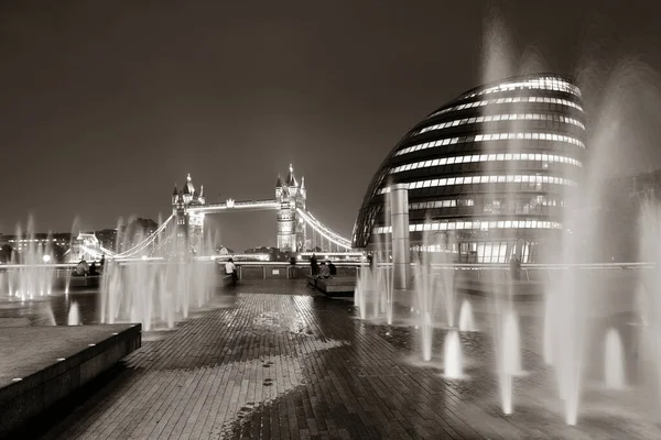 London Tower Bridge City Hall Fonte Noite Distrito Negócios — Fotografia de Stock